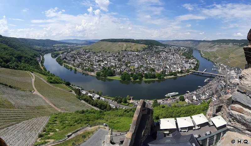 Blick von der Burg Landshut auf die Mosel und Bernkastel-Kues