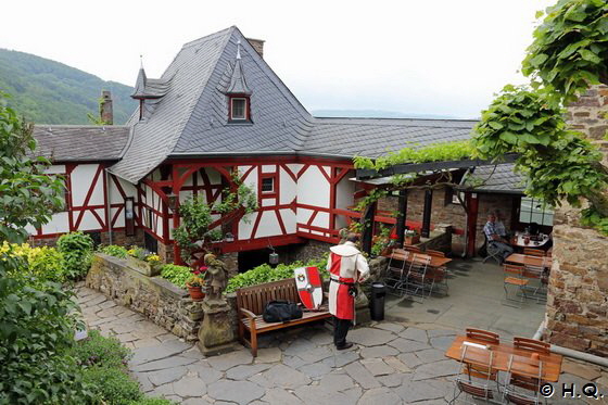 Innenhof der Trierer Burg auf der Burg Thurant Innenhof der Trierer Burg auf der Burg Thurant
