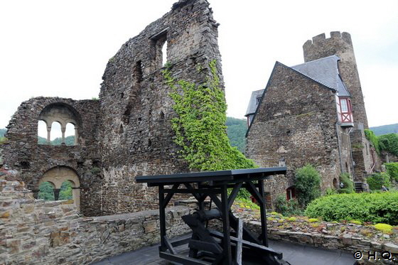 Flaschenzug, der die Ritter in voller Montur auf ihre Pferde hievte Flaschenzug, der die Ritter in voller Montur auf ihre Pferde hievte