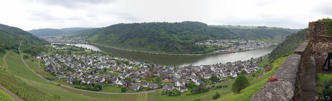 Blick von der Burg Thurant auf das Moseltal und Alken