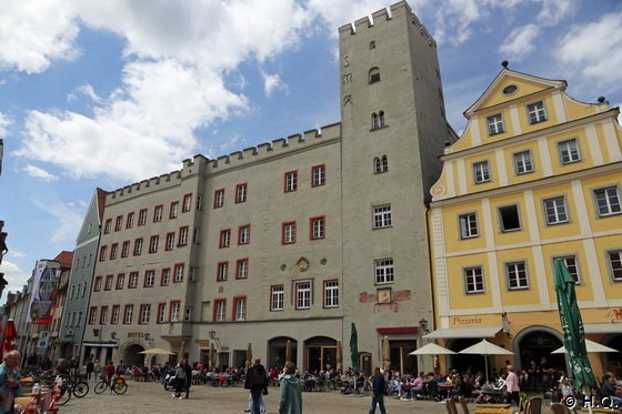 Gasthof "Zum Goldenen Kreuz" am Haidplatz