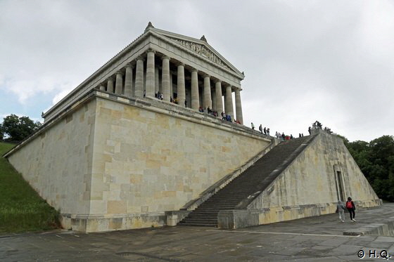 Mächtiger Unterbau der Walhalla Mächtiger Unterbau der Walhalla