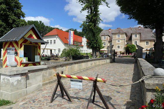 Eingang Wasserschloss Mellenthin - Usedom Eingang Wasserschloss Mellenthin - Usedom