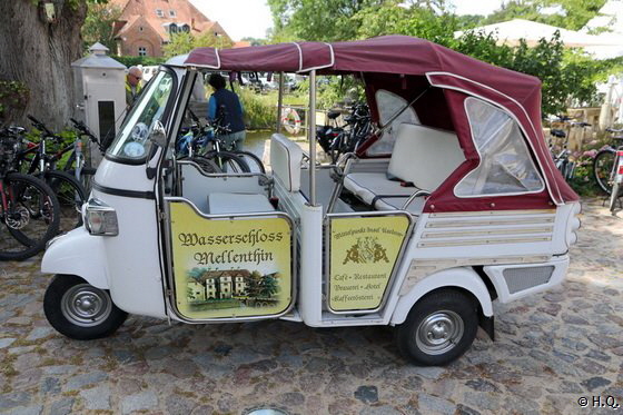 Lustiges Auto am Wasserschloss Mellenthin Lustiges Auto am Wasserschloss Mellenthin
