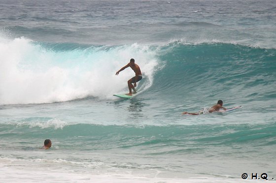 Surfer am Sandy Beach Oahu South Shore