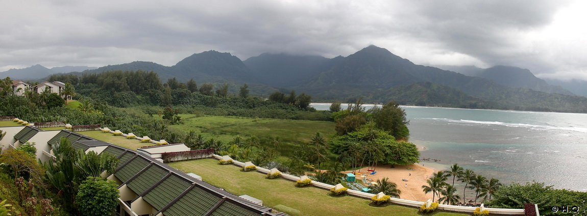 Blick von der Terrasse des St. Regis Princeville Resort auf die Hanalei Bay