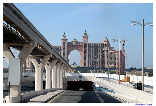 Blick aus dem Big Bus auf das Atlantis Hotel Jumeirah Palm Dubai