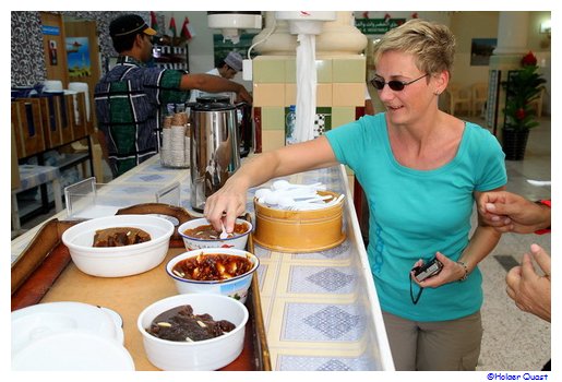 Ela probiert Daddelpaste im Souk von Nizwa im Oman