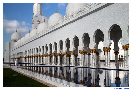 Säulen der Sheikh Zayed Moschee spiegeln sich im Wasser Säulen der Sheikh Zayed Moschee spiegeln sich im Wasser