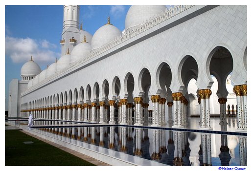 Sulen der Sheikh Zayed Moschee spiegeln sich im Wasser