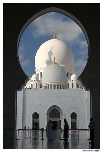 Eingang zum Innenhof der Sheikh Zayed Moschee Eingang zum Innenhof der Sheikh Zayed Moschee