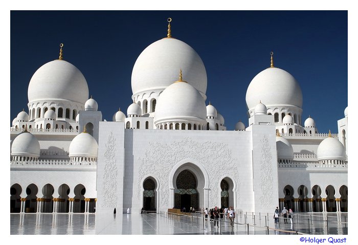 Haupteingang der Sheikh Zayed Moschee in Abu Dhabi