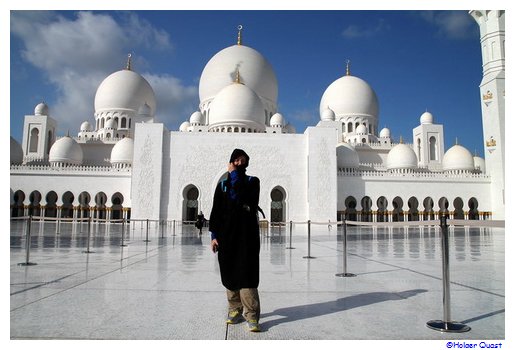 Ela vor der Sheikh Zayed Moschee Ela vor der Sheikh Zayed Moschee