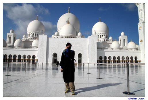 Ela vor der Sheikh Zayed Moschee