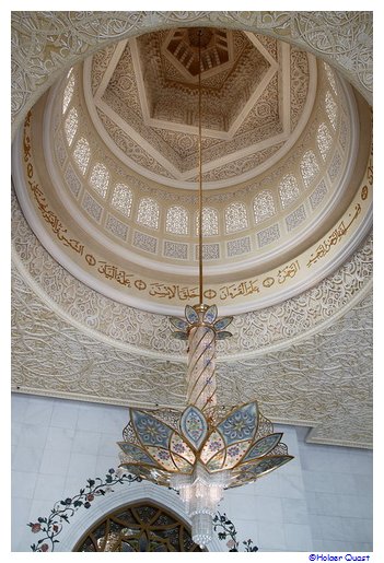 Kronleuchter des Vorraums der Sheikh Zayed Moschee