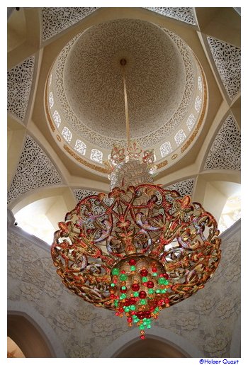 Kuppel mit Kronleuchter in der Sheikh Zayed Moschee