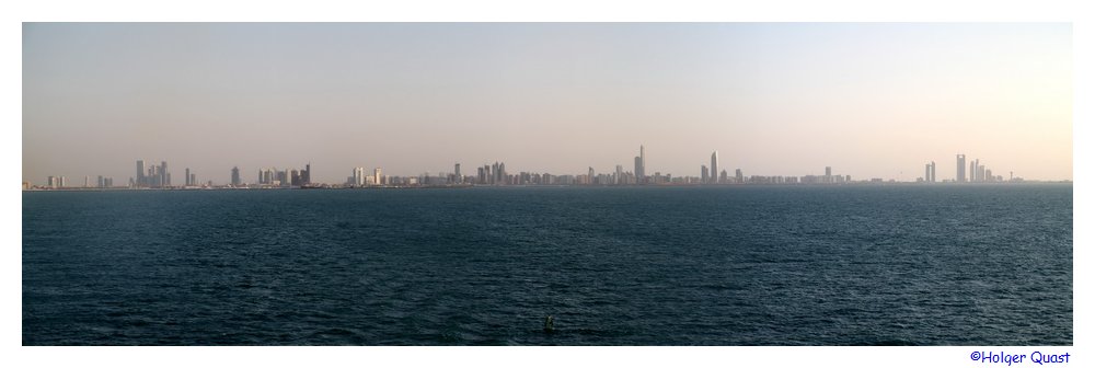 Skyline von Abu Dhabi vom Deck der AIDA