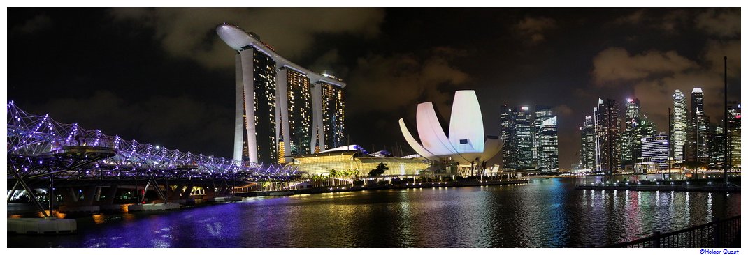 Helix Brcke Singapur mit dem Marina Bay Sands Hotel und dem Art-Science Museum