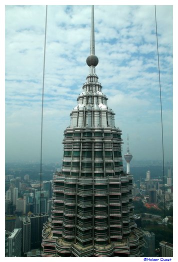 Blick zur zweiten Spitze der Petronas Towers - Kuala Lumpur