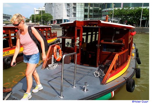Ela ist zufrieden mit der Singapore River Cruise
