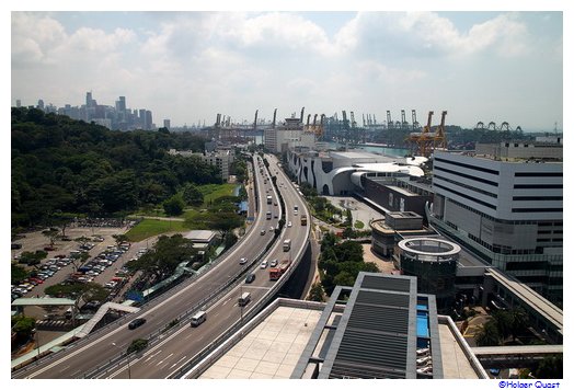 Blick aus der Seilbahn zum Mount Faber in Singapur Blick aus der Seilbahn zum Mount Faber in Singapur
