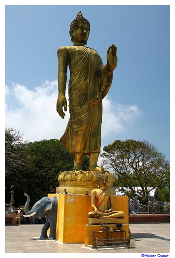 Goldener Buddha auf dem Khao Pom Koh Samui Goldener Buddha auf dem Khao Pom Koh Samui