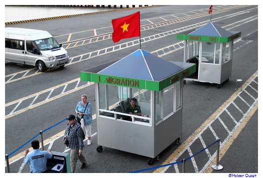 Vietnamesischer Grenzbeamte direkt vordem Schiff