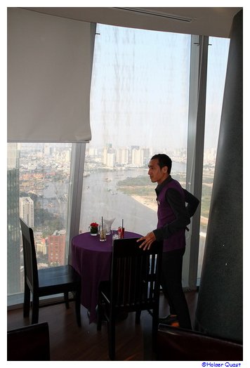 Cafe mit Ausblick im Bitexco Financial Tower in Saigon / Ho-Chi-Minh-Stadt Cafe mit Ausblick im Bitexco Financial Tower in Saigon / Ho-Chi-Minh-Stadt