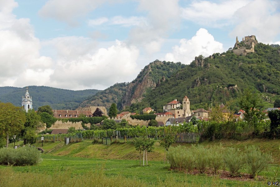 D�rnstein mit Burgruine auf dem Berg