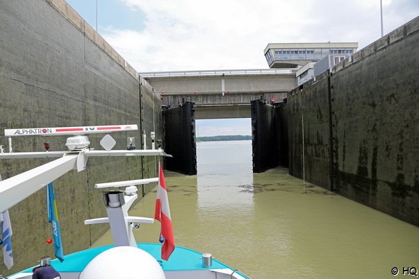 Schleusenvorgang auf der Donau