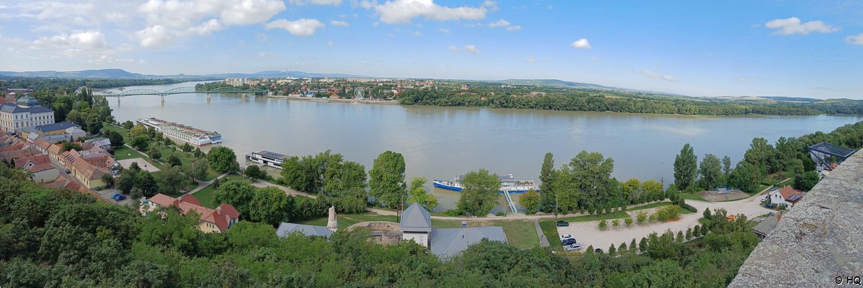 Blick von der Domterrasse der Basilika von Esztergom auf die Donau