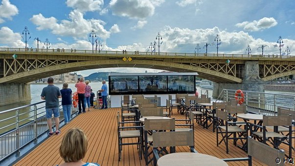 Einlaufen mit dem Kreuzfahrtschiff in Budapest Einlaufen mit dem Kreuzfahrtschiff in Budapest