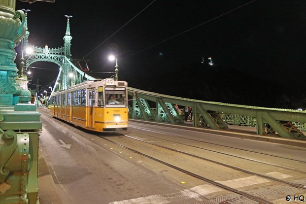 Freiheitsbrücke bei Dunkelheit Freiheitsbrücke bei Dunkelheit