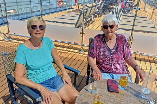 Ela und Mutti auf dem Sonnendeck