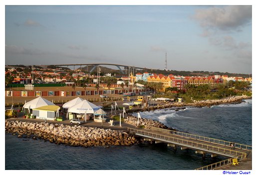 Blick von der Mein Schiff 2 auf Willemstad Blick von der Mein Schiff 2 auf Willemstad
