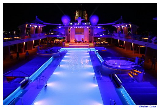 Beleuchtete Pooldeck der Mein Schiff 5