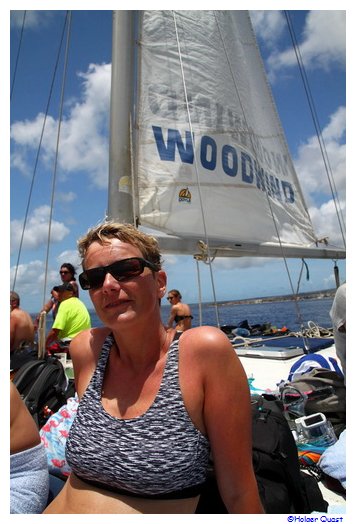 Ela erholt sich an Deck des Woodwind Trimaran