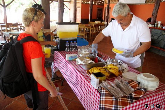 Ela stärkt sich im Vida Caribe  Restaurant - Costa Rica