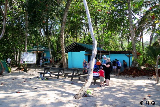 Duschen, Picknicktische im im Cahuita Nationalpark