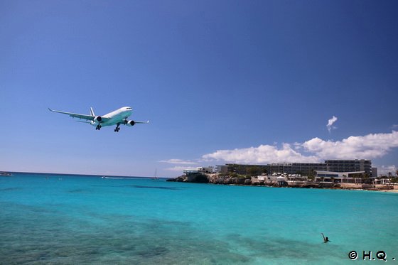 Flugzeug Landung über den Maho Beach auf St Maarten
