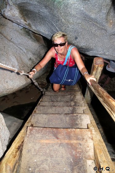 Ela auf dem weg durch die Granitfelsen zu The Bath