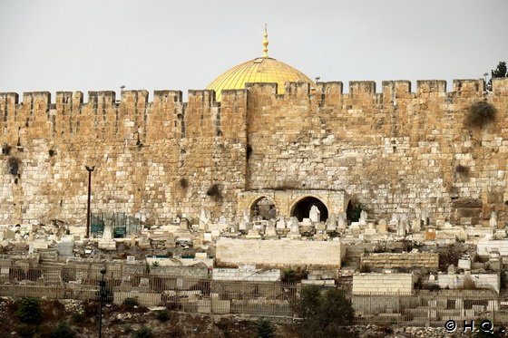 Al-Marwani Moschee ragt über die Stadtmauer in Jerusalem
