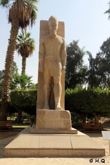 Statue von König Ramses II in Memphis Ägypten Statue von König Ramses II in Memphis Ägypten