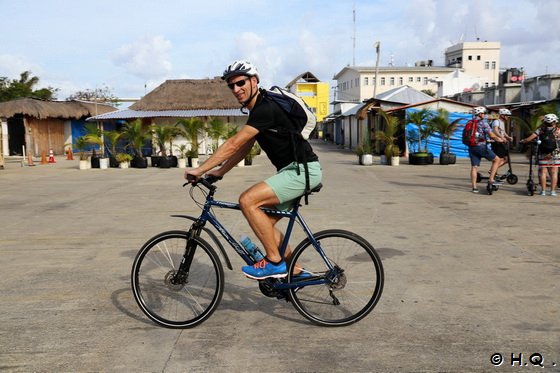 Holger dreht eine Probrrunde mit dem Mein Schiff Fahrrad bevor die Tour losgeht