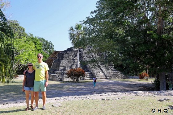 Ela und Holger in der Mayastätte Chacchoben - Mexiko