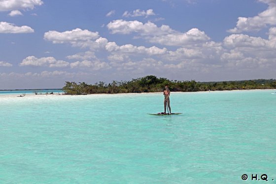 Stand Up Paddling auf der Lagune der sieben Farben - Bacalar - Mexiko