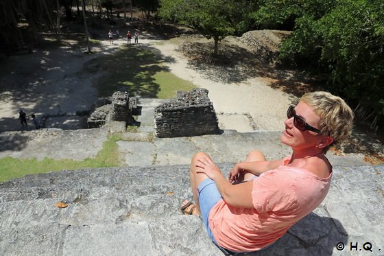 Ela oben auf dem Masken Tempel Lamanai Belize