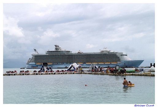 Oasis of the Seas vor Columbus Cove - Labadee - Haiti Oasis of the Seas vor Columbus Cove - Labadee - Haiti