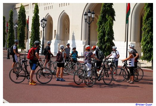 Erklärungen von Guide zum Qasr Al Alam Palast Erklärungen von Guide zum Qasr Al Alam Palast
