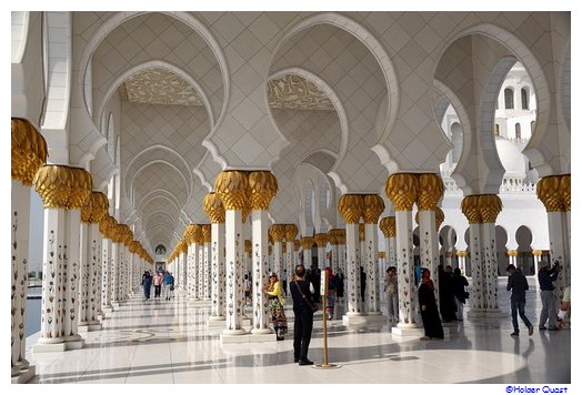 Arkadengang der Sheikh Zayed Moschee